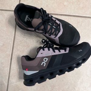 On Running Women’s Road Waterproof Running Shoes - size 8